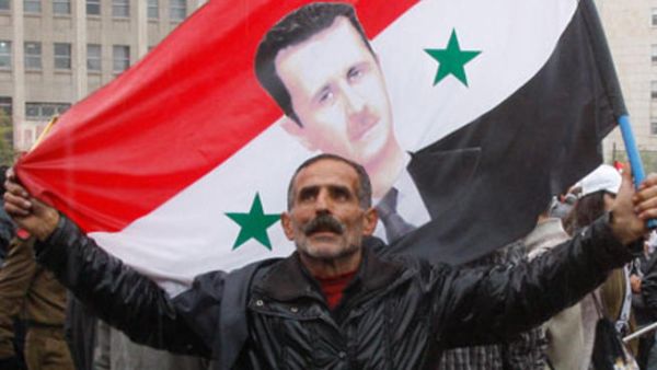 أحد الموالين في تظاهرة تأييد للاسد/ارشيف