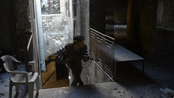 مقاتل من المعارضةخلال اشتباك مع القوات الحكومية في المدينة القديمة بحلب/أ.ف.ب