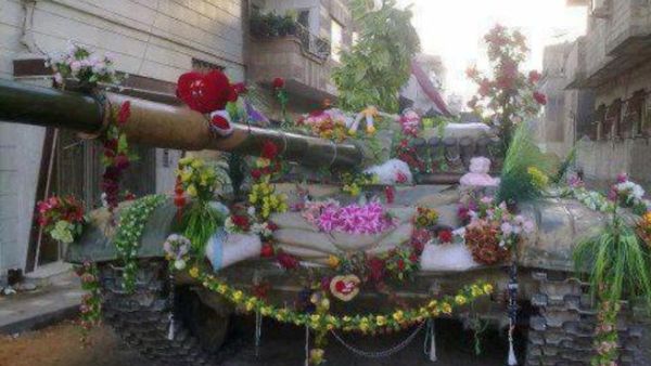 تزيين دبابة للجيش الحر احتفالا بالعيد/عن الفيسبوك