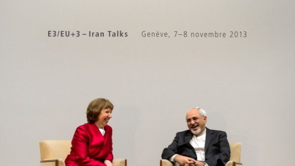 EU foreign policy chief Catherine Ashton speaks with Iranian Foreign Minister Mohammad Javad Zarif on November 7, 2013. [Fabrice Cofrrini/AFP]