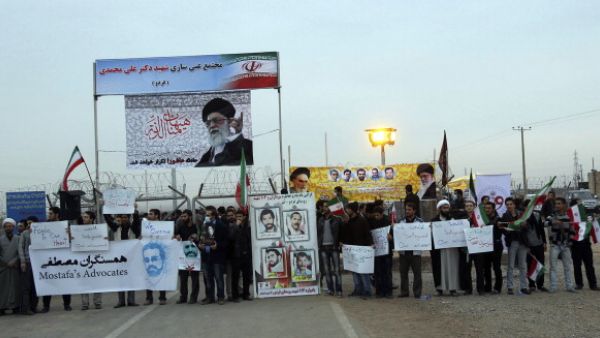 Students form a human chain around the Fordo nuclear plant in Qom, to show their support for Iran's nuclear programme. [CHAVOSH HOMAVANDI/Getty Images]