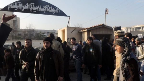 تظاهرة امام مقر داعش في حلب/أ.ف.ب