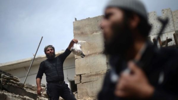 مقاتلان من المعارضة في حلب/أ.ف.ب