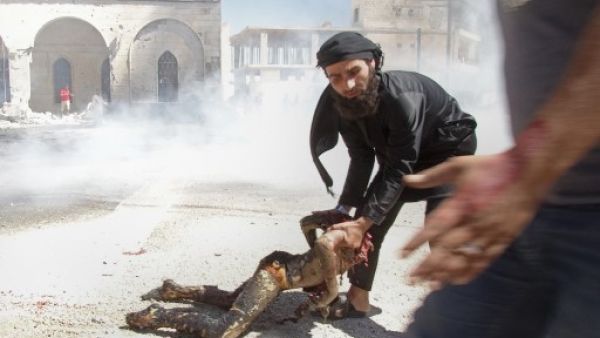 بواقي انسان قتل في غارة جوية للقوات النظامية في ادلب/أ.ف.ب