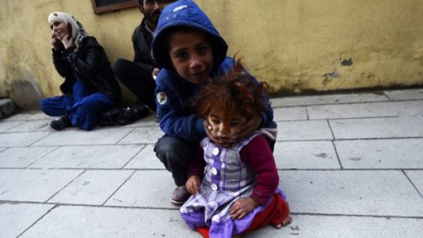 عائلة سورية لاجئة تفترش الرصيف اسطنبول تركيا/أ.ف.ب