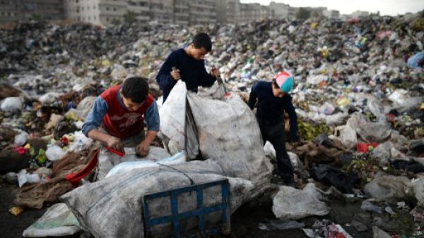 اطفال وشباب سوريون يبحثون في القمامة في مدينة حلب عن اغراض بلاستيكية ومواد اخرى صالحة لاعادة التدوير/أ.ف.ب