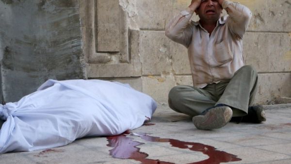 رجل يندب قريبه الذي قتل بفعل البراميل المتفجرة التي تسقطها طائرات النظام على حلب/أ.ف.ب