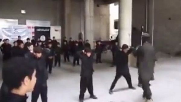 تدريبات قاسية يقوم بها أطفال التنظيم على المهارات القتالية