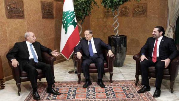 الرئيس اللبناني ميشال عون ورئيس الوزراء سعد الحريري ورئيس البرلمان نبيه بري