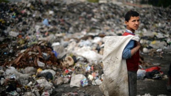 طفل سوري يبحث عن مواد قابلة للبيع والتدوير في مكب نفايات في حلب/أ.ف.ب