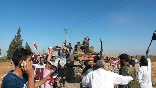 الأهالي يستقبلون الجيش السوري عقب المصالحات في ريف درعا الشرقي