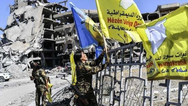 مقاتلتان كرديتان من قوات سوريا الديمقراطية