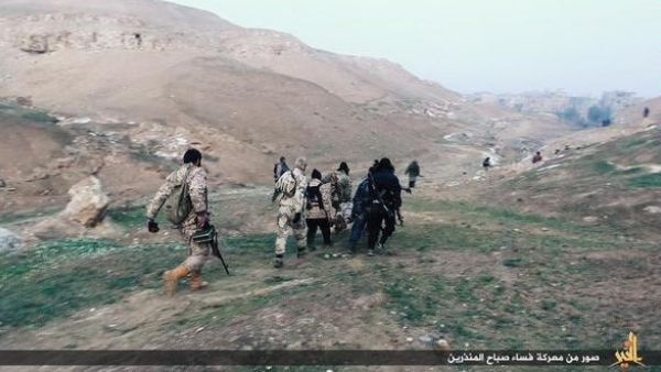 مقاتلون من تنظيم داعش في منطقة دير الزور