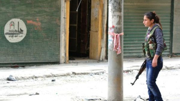 مقاتلة من المعارضة الكوردية في حلب/أ.ف.ب