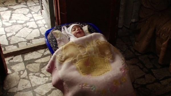 طفلة حديثة الولادة عثر عليها في احد شوارع حلب/أ.ف.ب