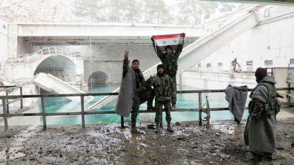 جنود من الجيش السوري في نبع الفيجة بوادي بردى في ريف دمشق الغربي