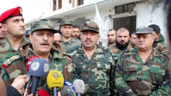  وزير الدفاع السوري يزور وحدات للجيش الى الشرق من مدينة حمص 