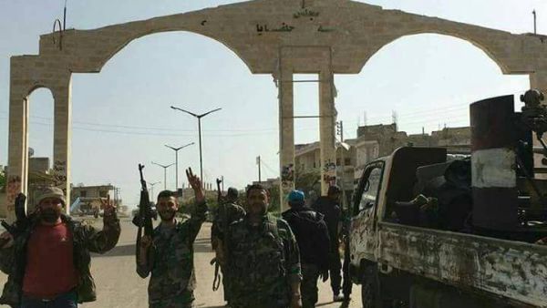 جنود من الجيش السوري في بلدة حلفايا بريف حماة الشمالي