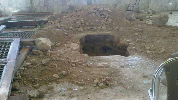 صورة يجري تداولها على الانترنت لقبر الصحابي بعد نبشه