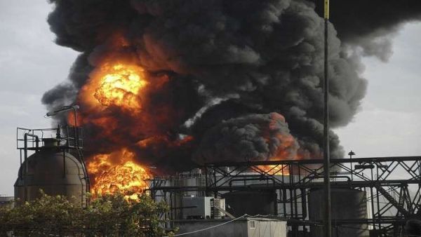 حريق ضخم يلتهم أجزاء من مصفاة نفط بمدينة حمص السورية