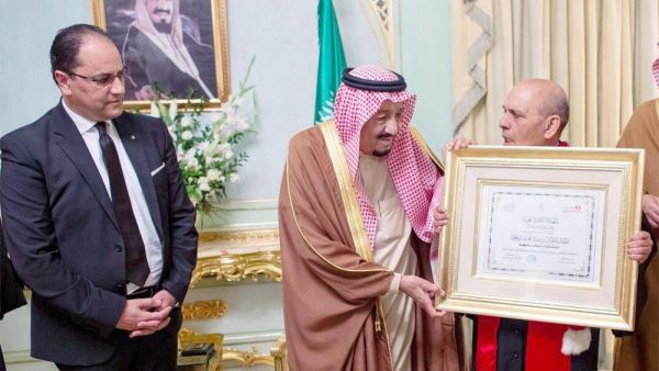 الملك سلمان، يتسلم شهادة الدكتوراه الفخرية من جامعة القيروان بتونس 