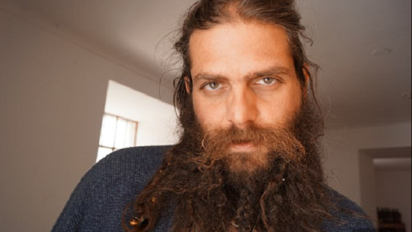 مازي دوماتو، البالغ من العمر 38 عاما وهو من العاصمة السورية دمشق