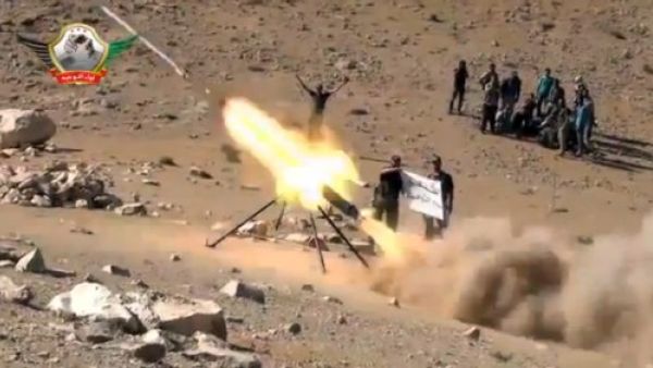 مقاتلون من جبهة التوحيد يطلقون صواريخ من سوريا على لبنان/أ.ف.ب