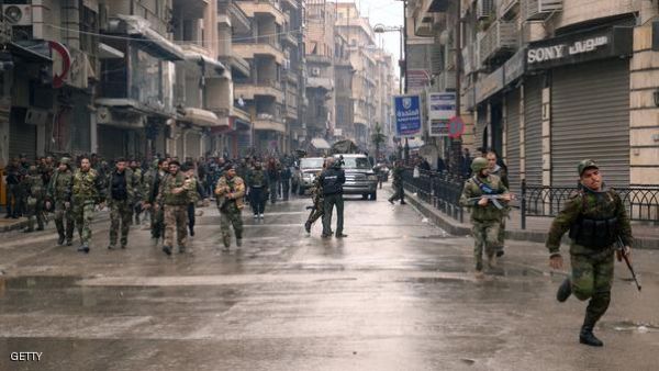 عناصر من الجيش السوري يتقدمون داخل مدينة حلب