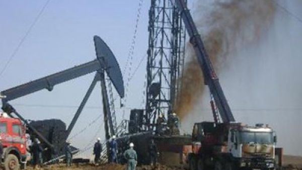 إعداد قائمة بأسماء “متورطين بسرقة النفط” في سورية