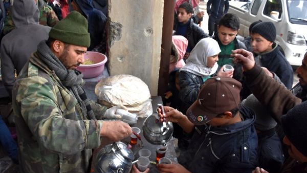 30 ألف شخص يتلقون المساعدات بعد أن فروا من منطقة شرق حلب المحاصرة