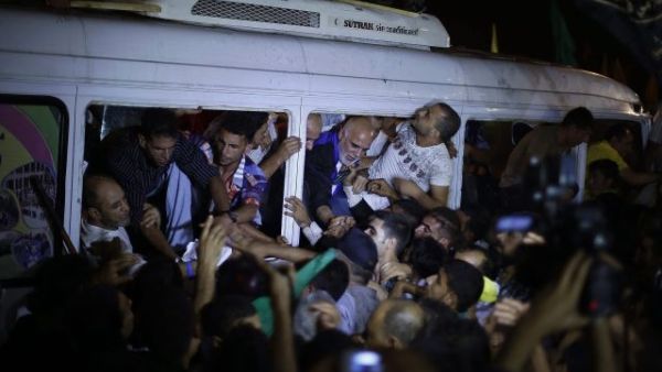 Israel frees 26 Palestinian prisoners as part of peace negotiations with the Palestinians. [Photo by Reuters]