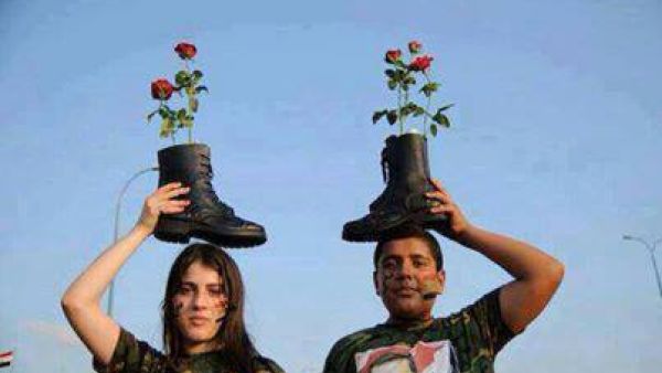 موالون للرئيس السوري بشار الاسد اثناء تجمع تاييد/انترنت