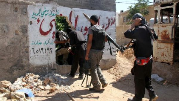 مقاتلون من المعارضة يمرون من خلال ثغرة في حائط/دمشق/أ.ف.ب