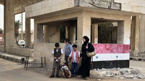 امرأة وأطفالها قرب معبر نصيب على الحدود مع الأردن
