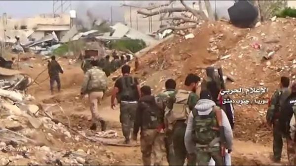 جنود من الجيش السوري في منطقة الحجر الاسود جنوب دمشق