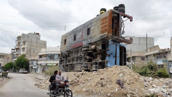 استخدام حافلات مدمرة كسواتر لمنع القنص في حلب/أ.ف.ب