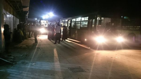 الحافلات الخضراء تقل المسلحين وعائلاتهم من حي الوعر بحمص/ ارشيفية