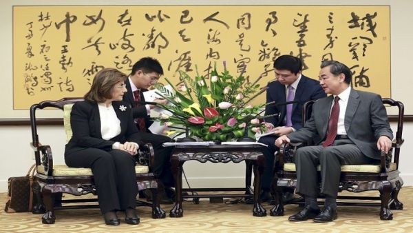 وزير خارجية الصين "وانغ يي" وبثينة شعبان مستشارة الرئيس السوري بشار الأسد