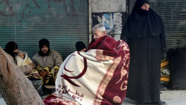 Syrians wait to leave a rebel-held area of Aleppo as buses evacuated rebel fighters and their families from rebel-held neighbourhoods December 15, 2016. (AFP/Thaer Mohammed) 