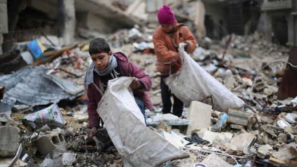 Syrian youths collect wood from rubble to be used for heating and cooking, on December 27, 2016, in the Damascus rebel-held eastern suburb of Zamalka. (Amer al-Mohibany) Syrian youths collect wood from rubble to be used for heating and cooking, on December 27, 2016, in the Damascus rebel-held eastern suburb of Zamalka. (Amer al-Mohibany)