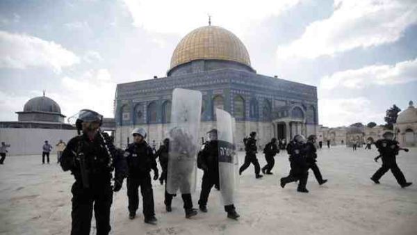 Clashes at Al Aqsa mosque rock Jerusalem mosque compound on last day of Eid. (AFP/File) 