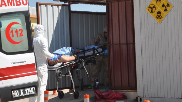 An injured Syrian is taken from an ambulance in Hatay province by Turkish officials wearing protective clothing, 4 April 2017. (AFP/Dogan News Agency) An injured Syrian is taken from an ambulance in Hatay province by Turkish officials wearing protective clothing, 4 April 2017. (AFP/Dogan News Agency)