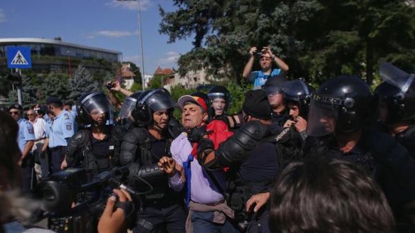 People Clashes with Police as Anti-Government Protest in Bucharest Turned Violent (Twitter)