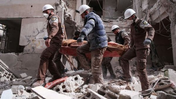 Syrian civil defense volunteers, known as the White Helmets, search for survivors following regime airstrike on the opposition-held neighbourhood of Tishrin on Feb. 22, 2017. [AFP]
