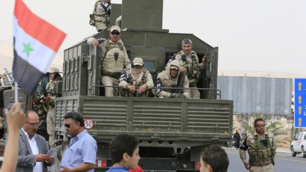 A military vehicle carrying members of the Russian Military Police is parked on the highway extending from Harasta in Eastern Ghouta on the outskirts of Damascus to the northern part of Syria, on May 15, 2018. (AFP / LOUAI BESHARA)