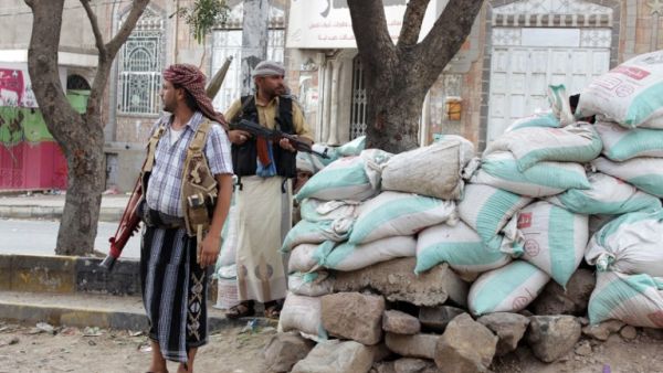 Armed Yemeni tribal gunmen from the Popular Resistance Committees loyal to President Abedrabbo Mansour Hadi, monitor a street in the southern city of Taiz during ongoing clashes with Shiite Huthi rebels on May 15, 2015. (AFP/Abdul Rahman Alballah)