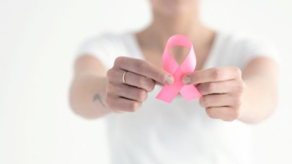 رسومات تاتو سهلة التطبيق للتوعية ضد سرطان الثدي‎