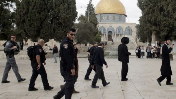 Jewish men surrounded by police at the Temple Mount in Jerusalem (AFP/Ahmad Gharabli)
