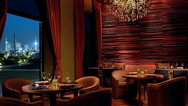 يمكن للضيوف احتفالاً بعيد الحب أن يتذوقوا أطعمة شهية في كامل مطاعم الفندق والاستفادة من خدمة ذات طابع شخصي تجعل من هذه المناسبة تجربة لا تنتسى.