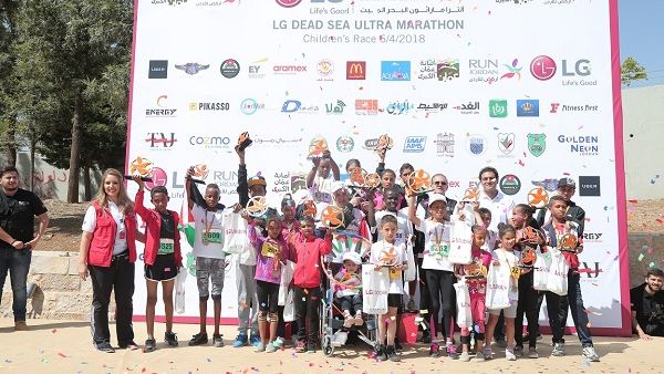 Lina El-Kurd honored the winning children with trophies. 